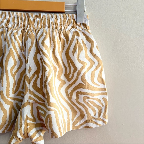Dynamite High Waist Yellow & Cream Zebra Shorts Lined & Pockets - Picture 11 of 13
